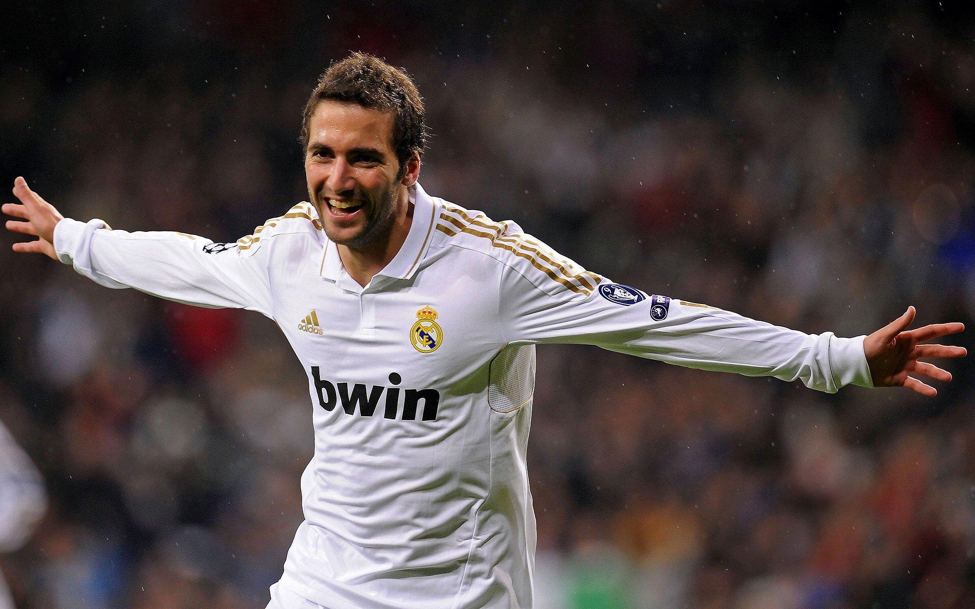 绿茵豪门新角逐,利雅得胜利瞄准巴斯托尼,天价合约或重塑足坛格局