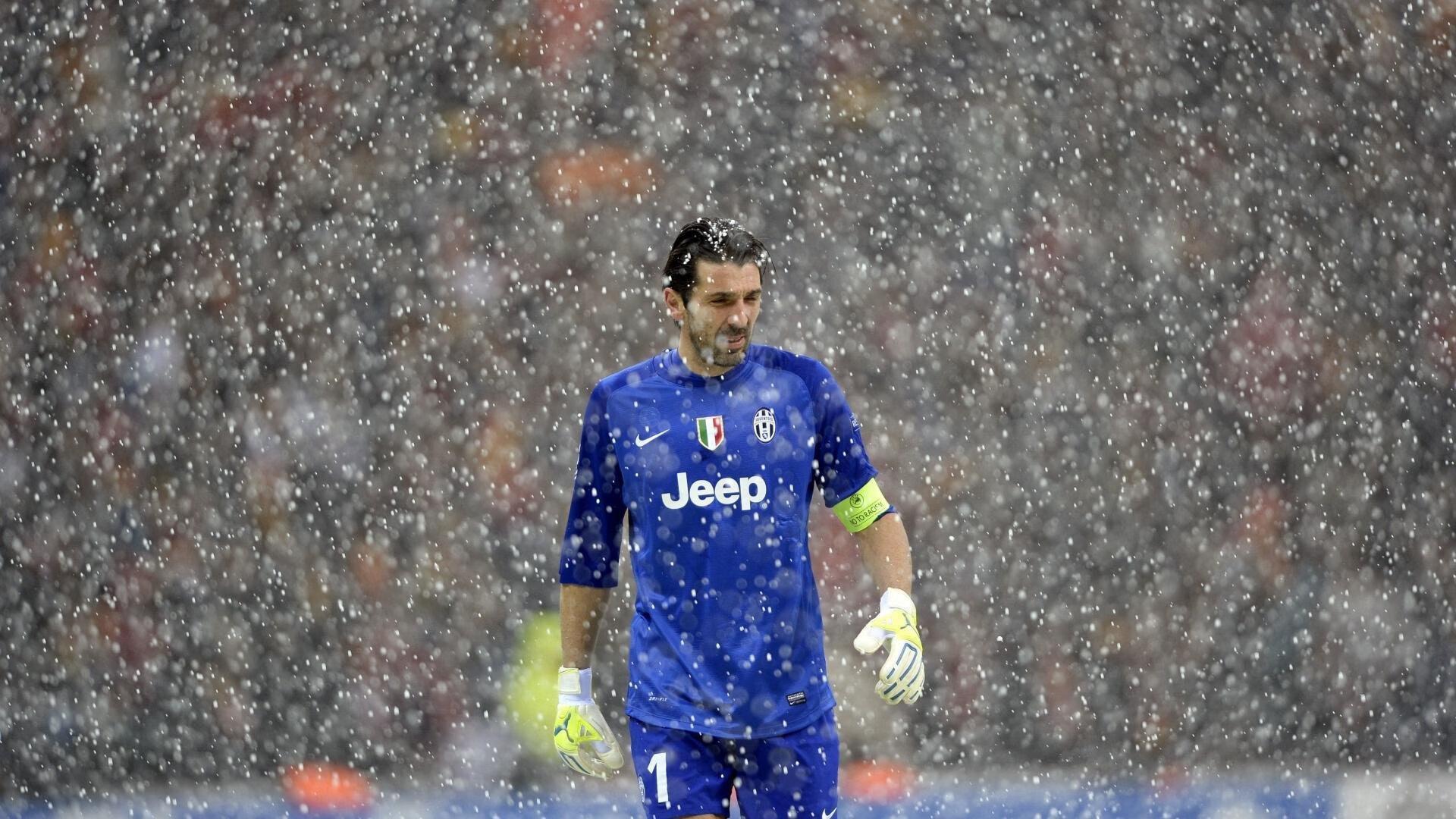 凯帕与妻子安德莉亚浪漫庆祝结婚两周年,球场内外共谱人生华章